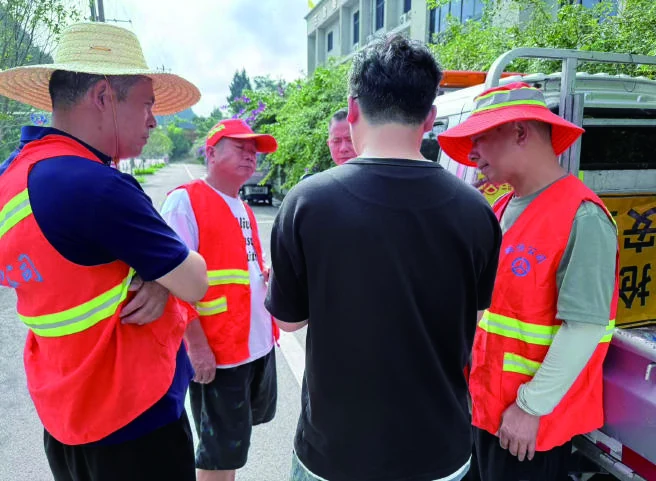 深瞳析路团队在项目现场沟通